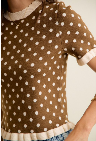 Polka dot short sleeve sweater in brown/cream dots