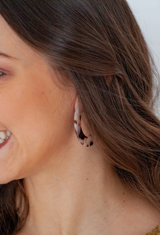 Tortoise circle earrings in cream
