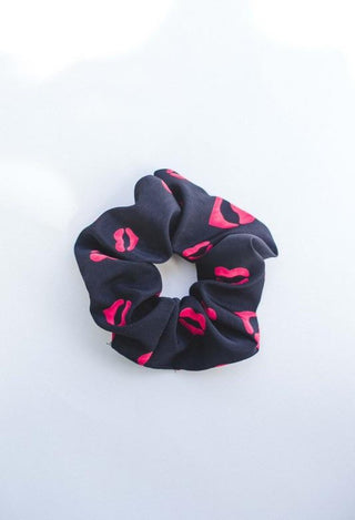 black lip scrunchie