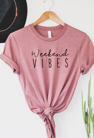 Weekend vibes graphic tee in mauve